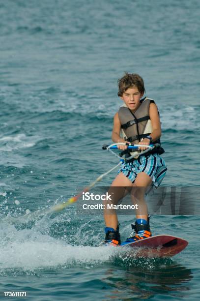 Young Boy De Surf Foto de stock y más banco de imágenes de Esquí acuático en tabla de surf - Esquí acuático en tabla de surf, Niño, Chicos adolescentes