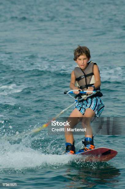 Young Boy ウェイクボーディング - ウェイクボーディングのストックフォトや画像を多数ご用意 - ウェイクボーディング, 子供, サーフィン