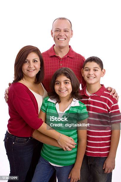 Famiglia Ispanica - Fotografie stock e altre immagini di Abbracciare una persona - Abbracciare una persona, Cultura latino-americana, Etnia latino-americana