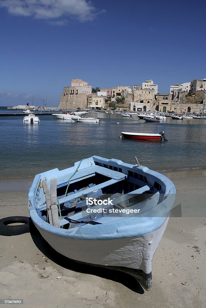 Barca sulla spiaggia in Sicilia - Foto stock royalty-free di Sicilia