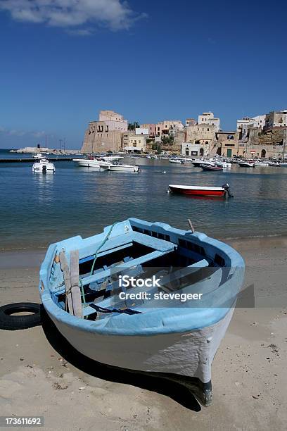 Barca Sulla Spiaggia In Sicilia - Fotografie stock e altre immagini di Sicilia - Sicilia, Italia, Mare