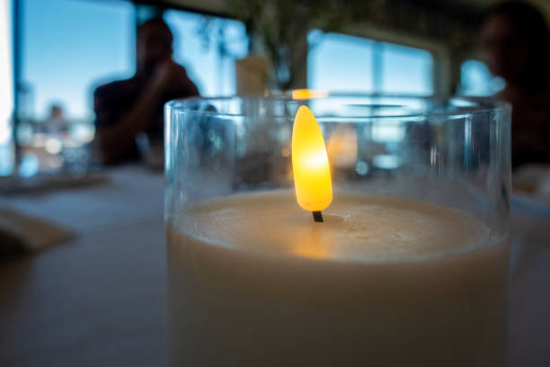 lumière artificielle de bougie dc alimentée par batterie - bougie led photos et images de collection