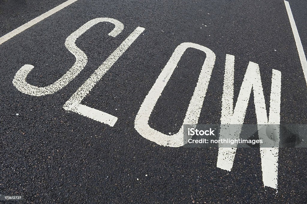 'Slow'road マーキング - アスファルトのロイヤリティフリーストックフォト