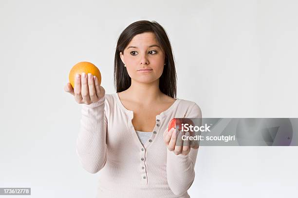 Comparar Maçãs E As Laranjas - Fotografias de stock e mais imagens de Maçã - Maçã, Laranja - Citrino, Comparação