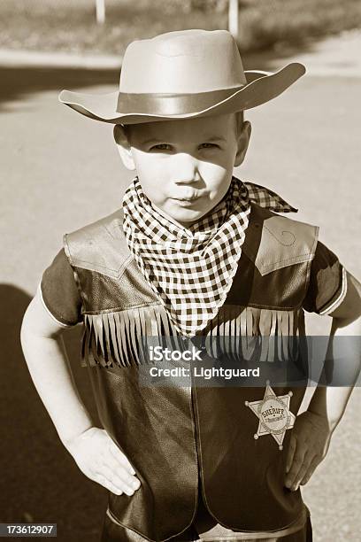 귀여운 어린 Sherriff 개척시대의 서부에 대한 스톡 사진 및 기타 이미지 - 개척시대의 서부, 눈-신체 부분, 개념