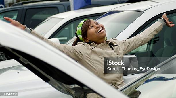 Foto de Dois Amigos Series e mais fotos de stock de Showroom de Carros - Showroom de Carros, 20 Anos, 20-24 Anos