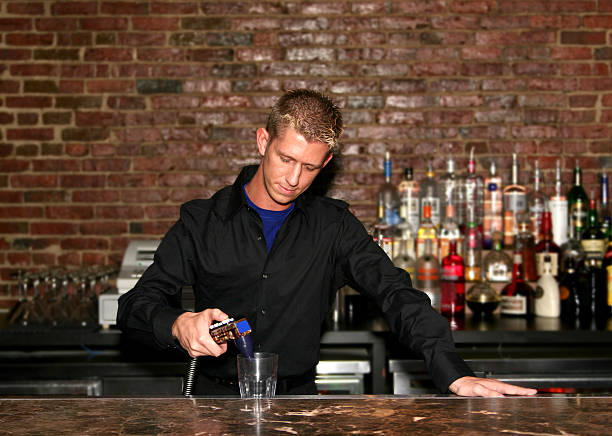 boston barman. - handcarves business food and drink people - fotografias e filmes do acervo