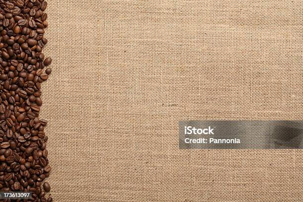 Granos De Café Con Arpillera Foto de stock y más banco de imágenes de Agricultura - Agricultura, Arpillera, Beige