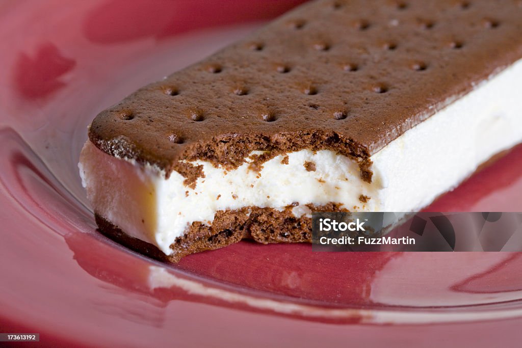 Di assideramento Ice Cream Sandwich - Foto stock royalty-free di Panino ripieno