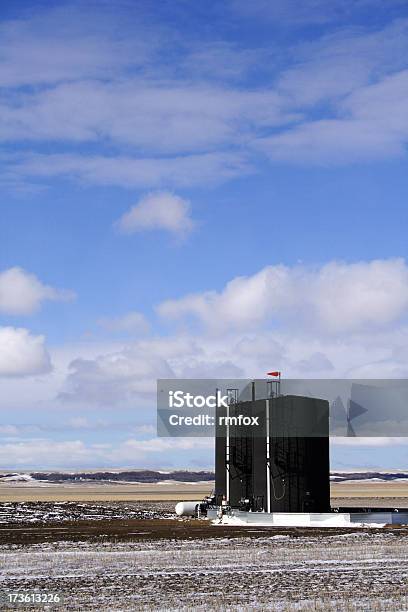Öltanks Stockfoto und mehr Bilder von Erdöl - Erdöl, Feld, Fossiler Brennstoff