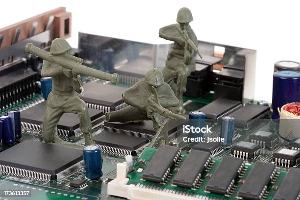 Placa De Circuito De Computador Com Brinquedos De Plástico Soldados - Fotografias de stock e mais imagens de Brinquedo