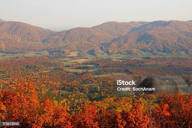 Foto de Outono No Vale e mais fotos de stock de Appalachia - Appalachia, Azul, Beleza natural - Natureza
