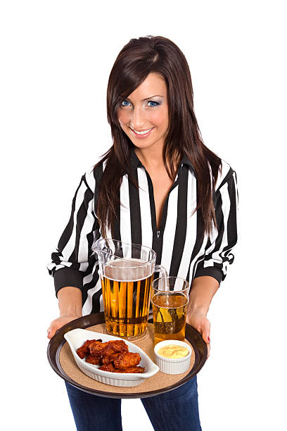 & ailes de poulet et bière - sex symbol referee women adult photos et images de collection