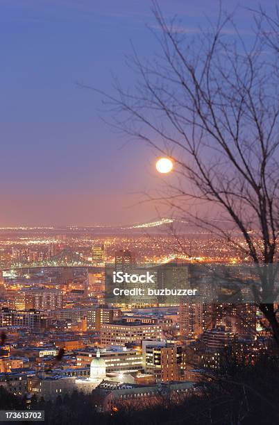 Luz De La Luna En La Hermosa Ciudad De Montreal Foto de stock y más banco de imágenes de Aire libre - Aire libre, Arquitectura, Arquitectura exterior