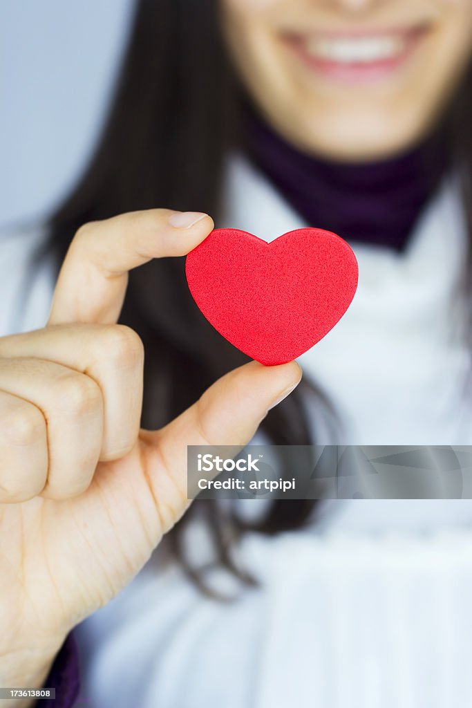 Mujer sosteniendo rojo corazón - Foto de stock de Adulto libre de derechos