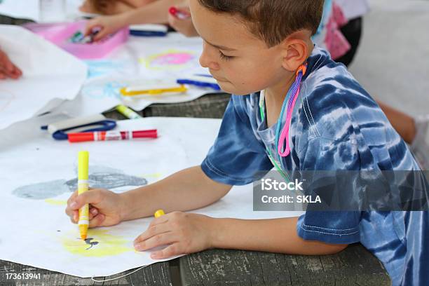 Niño Para Colorear De Mano Y Artesanía Un Hecho Kite Foto de stock y más banco de imágenes de 6-7 años