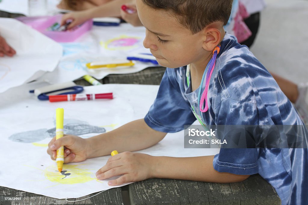 Ragazzo colorare e mano-Creare una self-effettuate kite - Foto stock royalty-free di 6-7 anni