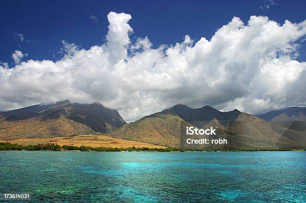 Foto de Céu Nuvens Montanhas Mar e mais fotos de stock de Ilhas do Havaí - Ilhas do Havaí, Coral - Cnidário, Praia