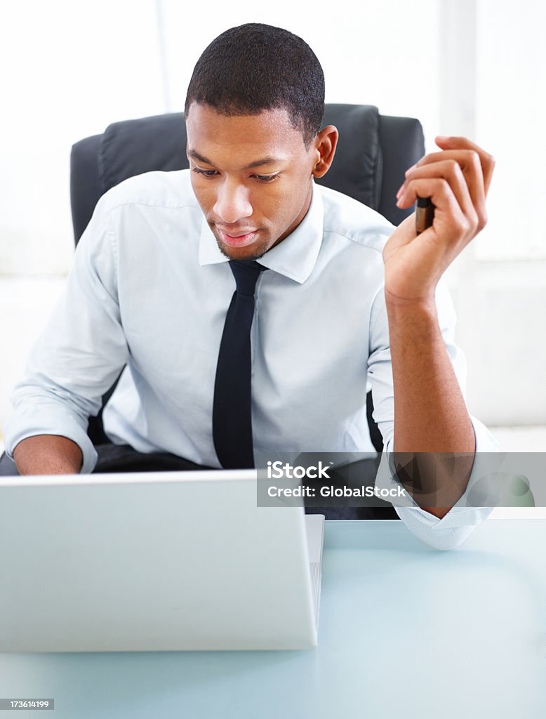 Uomo d'affari che lavorano su computer portatile - Foto stock royalty-free di 20-24 anni