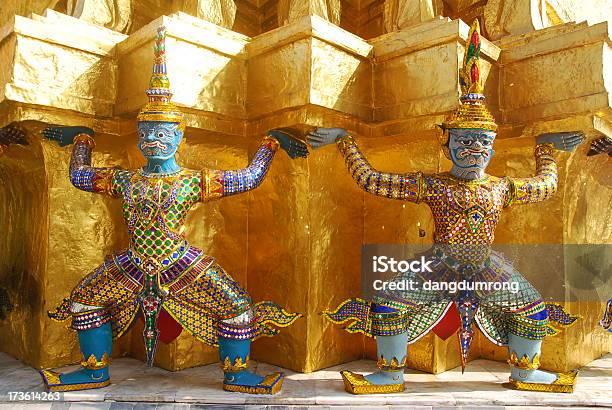 Giants Em Torno De Ouro - Fotografias de stock e mais imagens de Wat Phra Kaeo - Wat Phra Kaeo, Arte, Arte e Artesanato - Arte visual
