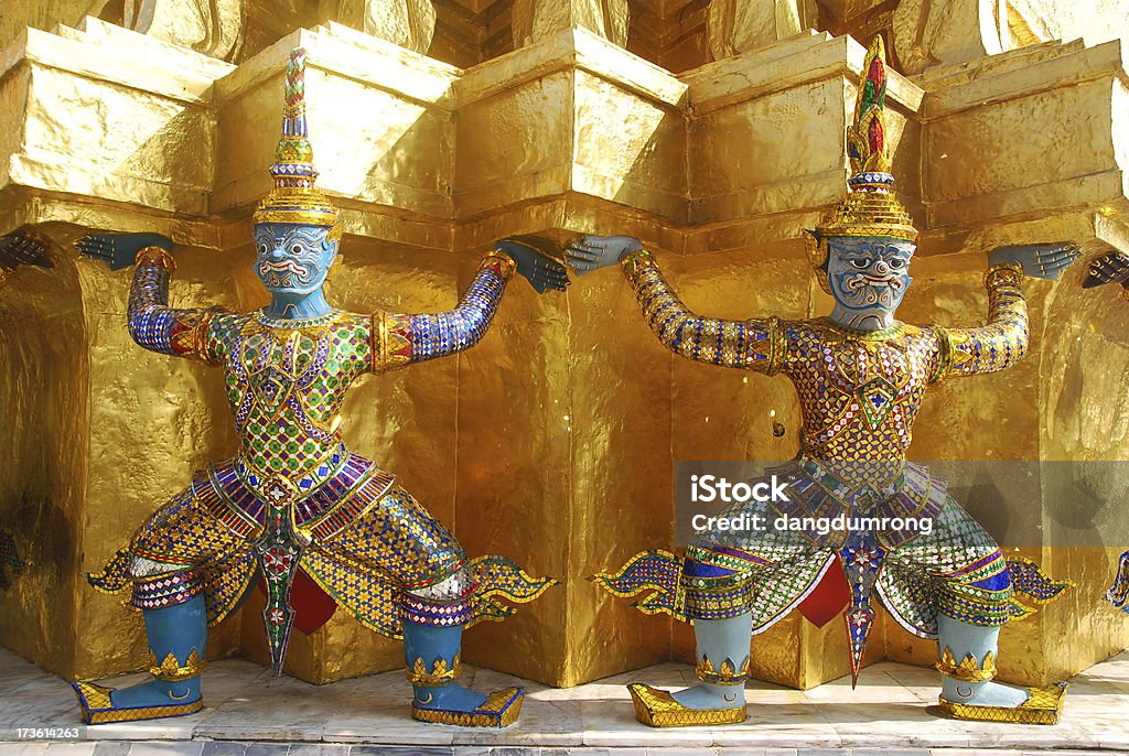 Гиганты вокруг Gold Pagoda - Стоковые фото Ват Пхра Кео роялти-фри
