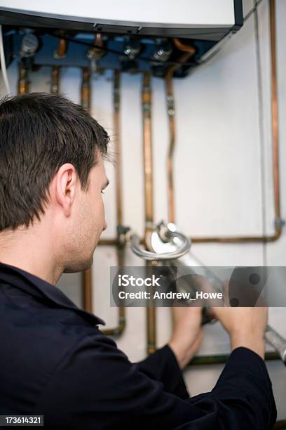 Klempner Stockfoto und mehr Bilder von Boiler - Boiler, Monteurberuf, Arbeiten