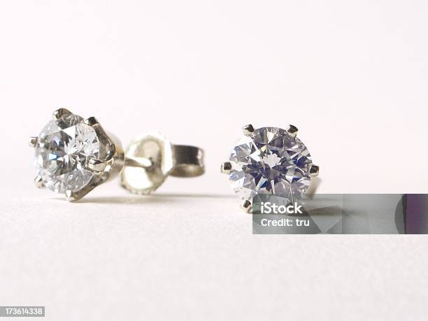 Orecchini Di Diamanti - Fotografie stock e altre immagini di Bellezza - Bellezza, Bianco, Composizione orizzontale