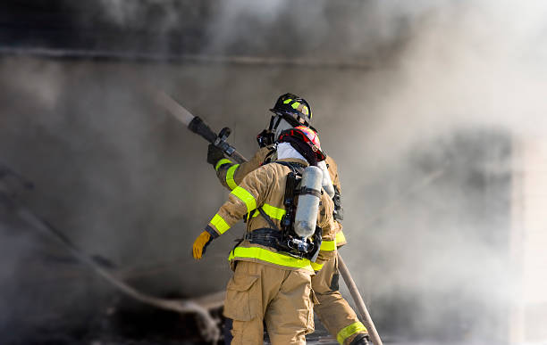 firefighters em acção - bombeiro imagens e fotografias de stock