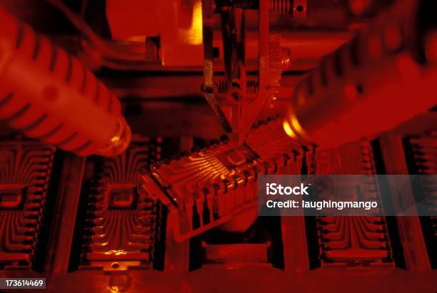 Ic Microchip Industria Elettronica - Fotografie stock e altre immagini di Chip del computer - Chip del computer, Legame affettivo, Attrezzatura