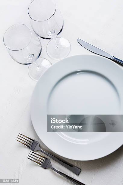 Pôr A Mesa Com Prato De Cutelaria Vinho Óculos Sobre Branco Toalha De Mesa - Fotografias de stock e mais imagens de Branco