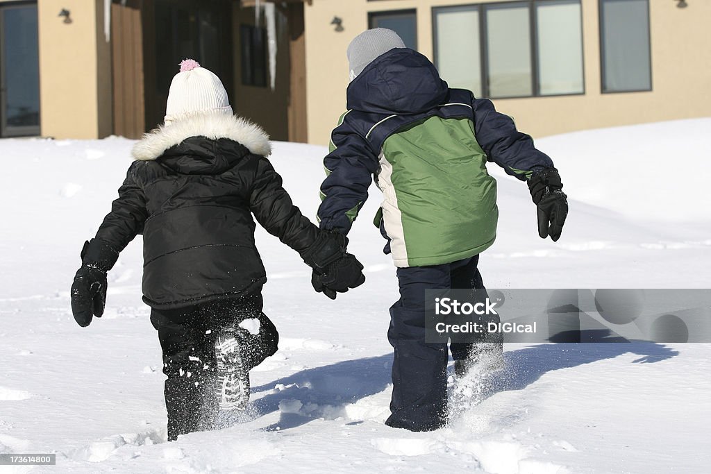 Hiver-Enfants jouant - Photo de Bottes après-ski libre de droits