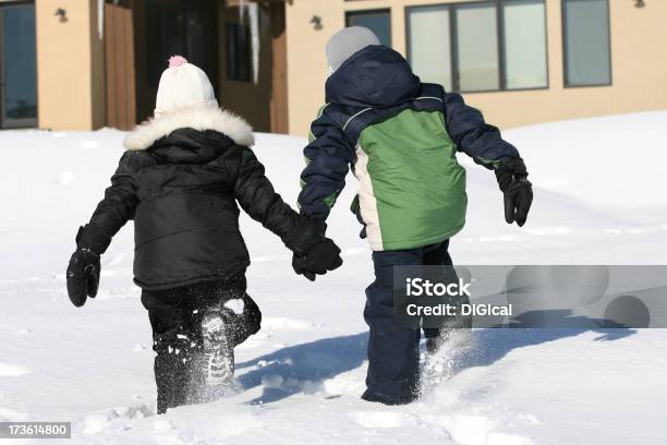 Photo libre de droit de Hiverenfants Jouant banque d'images et plus d'images libres de droit de Bottes après-ski - Bottes après-ski, Enfant, Froid