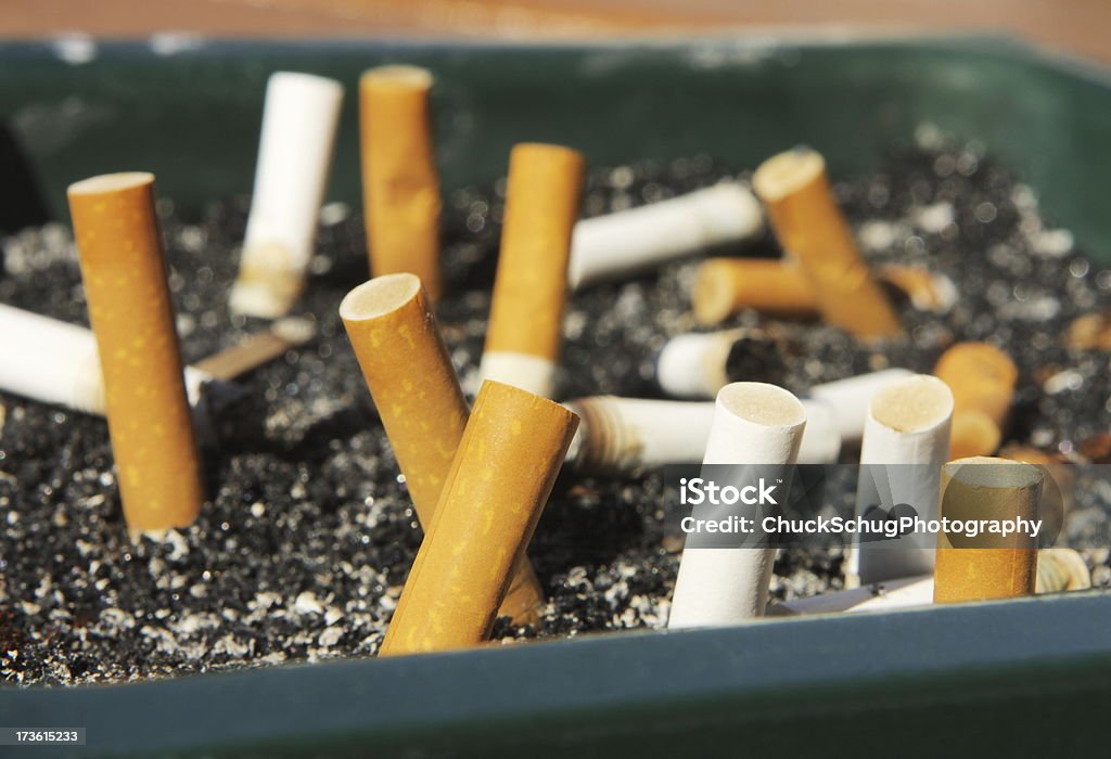 Cigarette fumer Addiction Cendrier Butt - Photo de Tabagisme passif libre de droits