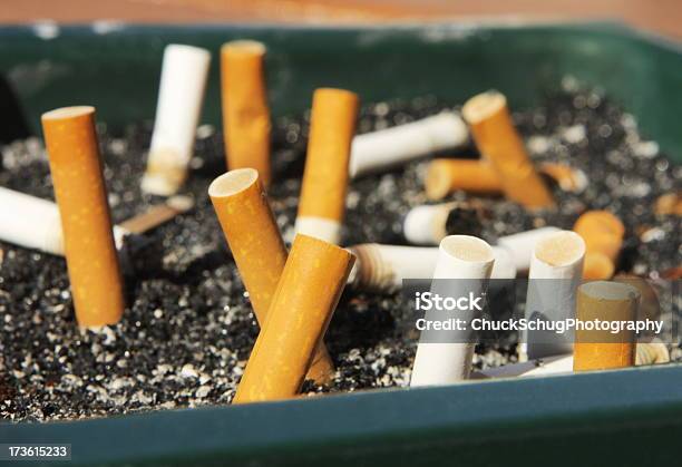Foto de Fumar Cigarros Vício Cinzeiro Butt e mais fotos de stock de Fumo passivo - Fumo passivo, Cigarro, Cinza - Descrição de Cor