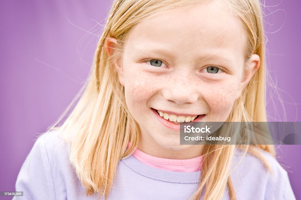 Niña feliz sonriendo sobre fondo púrpura - Foto de stock de 8-9 años libre de derechos