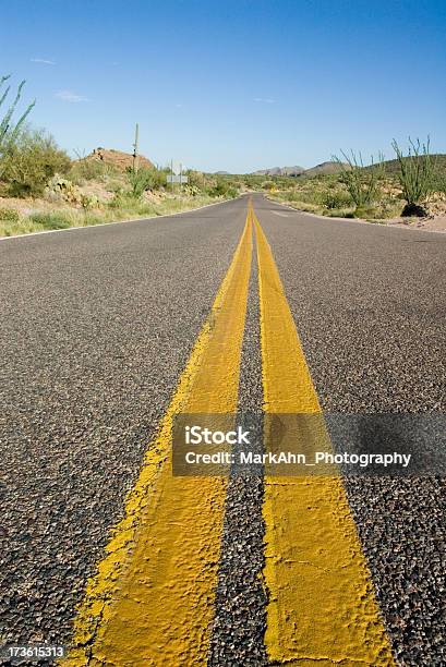 Photo libre de droit de Route Du Désert banque d'images et plus d'images libres de droit de Arizona - Arizona, Destination de voyage, Désert