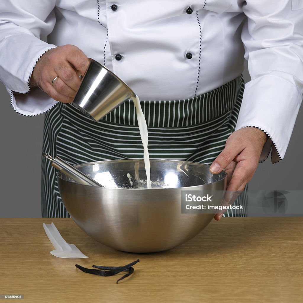 Chef agregar la leche - Foto de stock de Cocinar libre de derechos