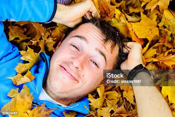 Jovem Está Em Um Outono Folhagem - Fotografias de stock e mais imagens de Adulto - Adulto, Amarelo, Ao Ar Livre