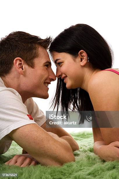 Photo libre de droit de Jeune Couple Homme Femme Aime Face Eachother Hispanique Isolé Tapis banque d'images et plus d'images libres de droit de 20-24 ans