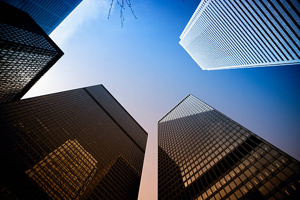 altos edifícios no distrito financeiro - large wealth finance toronto - fotografias e filmes do acervo