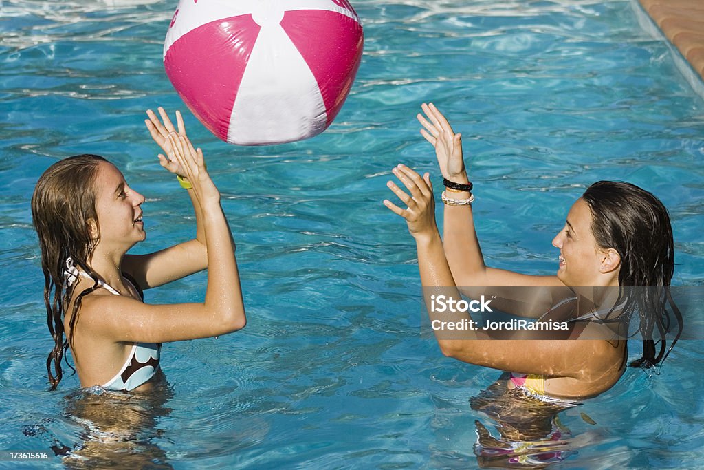 Jugando en la piscina - Foto de stock de 14-15 años libre de derechos