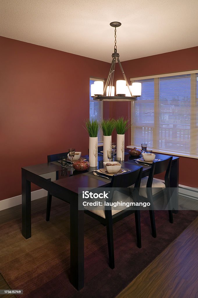 Mesa de comedor con sillas de diseño interior - Foto de stock de Adosado libre de derechos