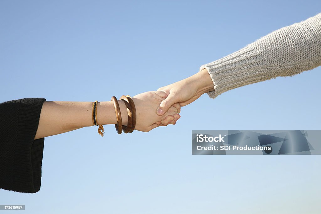 Holding mani con sfondo di cielo - Foto stock royalty-free di Accudire