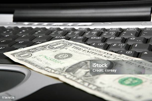 Доллар И Ноутбук Series — стоковые фотографии и другие картинки 1 доллар - Бумажные деньги США - 1 доллар - Бумажные деньги США, Банковский счёт, Без людей