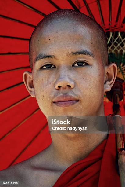 Jovem Retrato De Monge - Fotografias de stock e mais imagens de Adolescente - Adolescente, Adulto, Aprendiz de Monge Budista