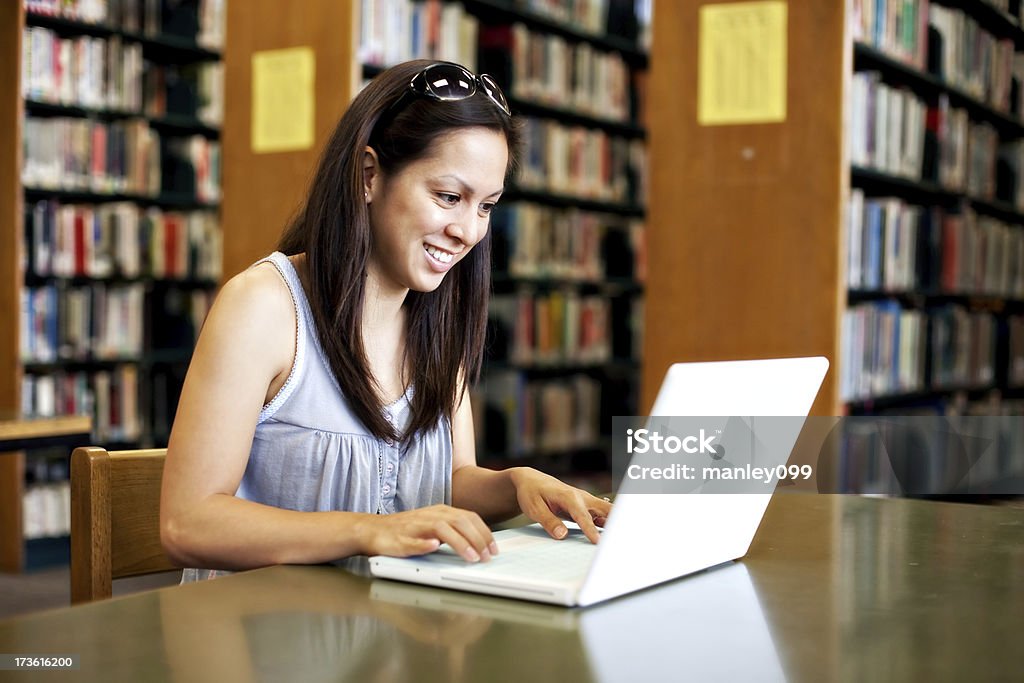 student mit laptop in Bibliothek - Lizenzfrei Akademisches Lernen Stock-Foto