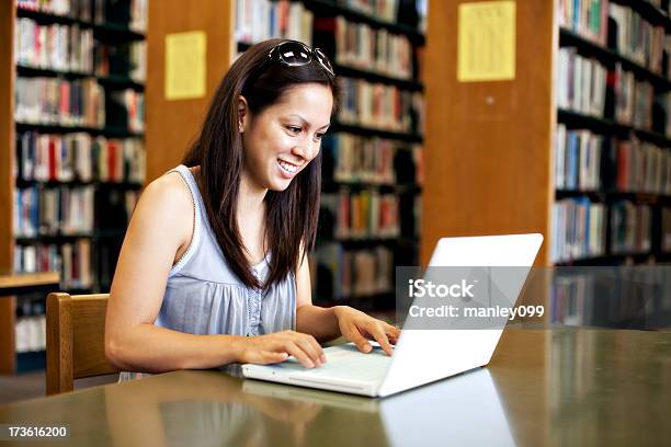 Student Mit Laptop In Bibliothek Stockfoto und mehr Bilder von Akademisches Lernen - Akademisches Lernen, Bibliothek, Bildschärfe