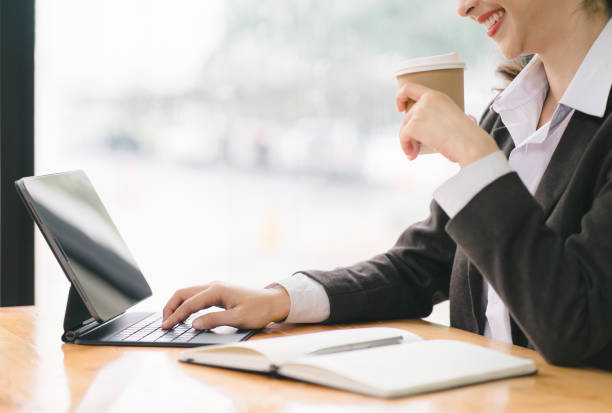 istock Happy businesswoman using a tablet computer at a cafe. 1736163233