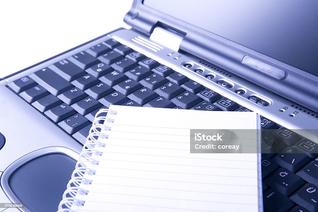 laptop e um bloco de notas - Foto de stock de Caderno de Telefones royalty-free