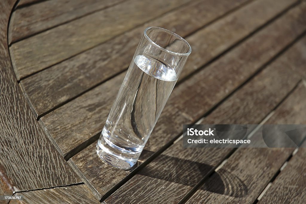 Verre d'eau sur une table - Photo de Aliments et boissons libre de droits